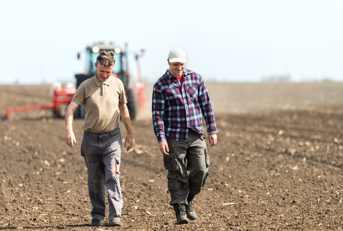 Trabajo en campo con agricultores para homologar prácticas